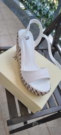 sandalo con zeppa bianca e dettagli in strass