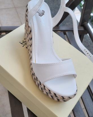 sandalo con zeppa bianca e dettagli in strass