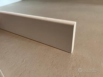 Battiscopa in Laminato bianco. 110 m. Nuovo.