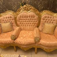 Divano con poltrone e tavolo