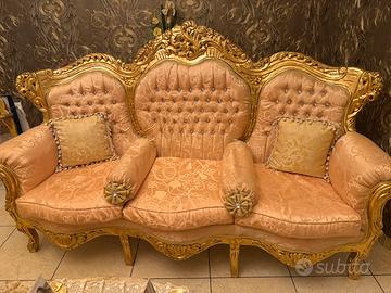 Divano con poltrone e tavolo