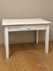 Scrivania shabby chic color avorio con cassetto