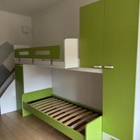 Cameretta per bambini due letti verde e bianca