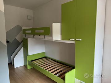 Cameretta per bambini due letti verde e bianca