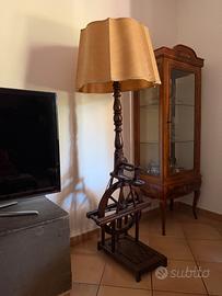Lampada da terra su antico arcolaio in legno