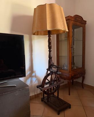 Lampada da terra su antico arcolaio in legno