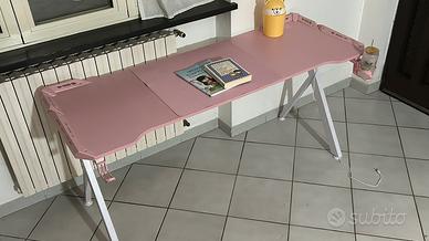 Scrivania gaming rosa con led