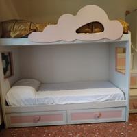 Cameretta seminuova con letto a castello e armadio