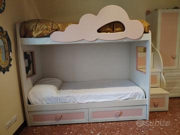 Cameretta seminuova con letto a castello e armadio