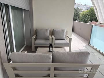 Set poltroncine, divano e tavolino da esterno.