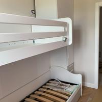 Cameretta con letto a soppalco