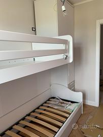 Cameretta con letto a soppalco