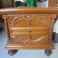 2 Comodini lavorati antichi di pregio permuto