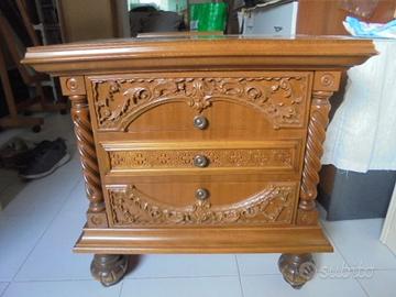 2 Comodini lavorati antichi di pregio permuto