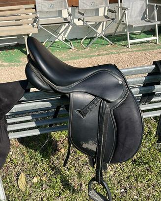 Sella sintetica Fouganza misura 16,5