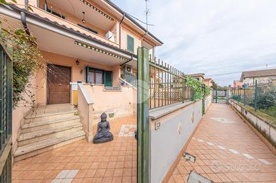 VILLA A SCHIERA A ROMA