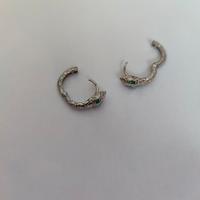Orecchini in acciaio,serpente con pietra verdi 