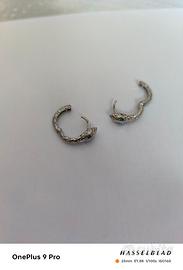 Orecchini in acciaio,serpente con pietra verdi 