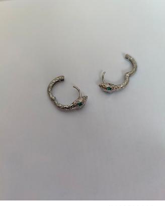 Orecchini in acciaio,serpente con pietra verdi 