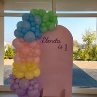 Arco di palloncini arcobaleno 