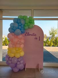 Arco di palloncini arcobaleno 