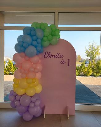 Arco di palloncini arcobaleno 