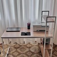 Scrivania moderna con scaffale laterale