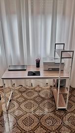 Scrivania moderna con scaffale laterale