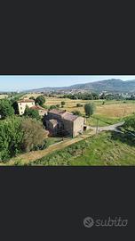 Caseggiato rustico con terreno - Cortona