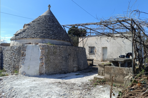 Trullo e Casedda con ampio terreno