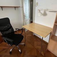 sedia, scrivania e armadio