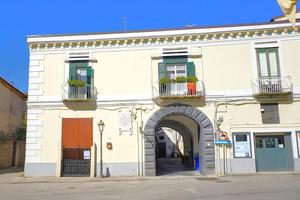 CASA SEMINDIPENDENTE A MONTECORVINO ROVELLA