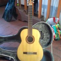 chitarra classica amplificata di liuteria