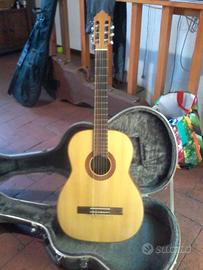 chitarra classica amplificata di liuteria