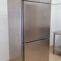 Frigorifero grande in acciaio. 