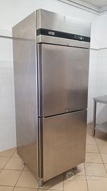 Frigorifero grande in acciaio. 