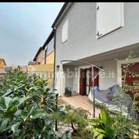 Trilocale piano terra con doppio giardino e posto