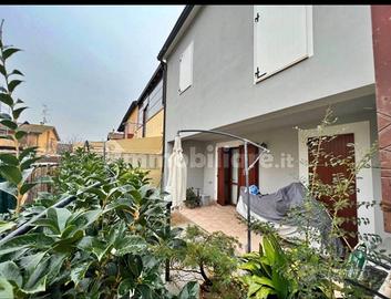 Trilocale piano terra con doppio giardino e posto