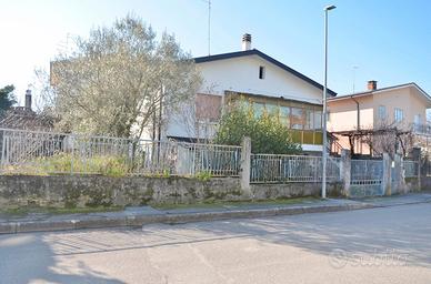 Monfalcone,confine con ronchi:casa con giardino