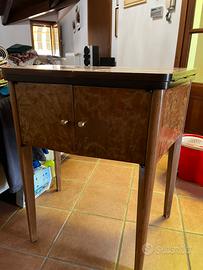 Macchina da Cucire Vintage Necchi dentro Tavolino