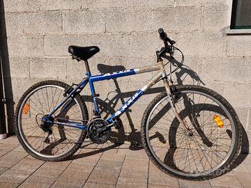 Bicicletta mountain-bike 