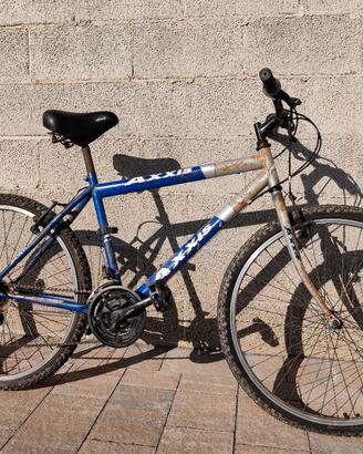 Bicicletta mountain-bike 
