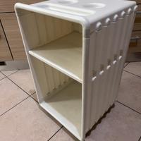 Mobile design IKEA plastica bianca con rotelle