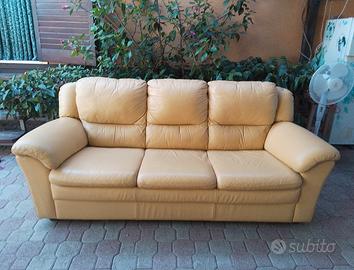 Divano in pelle beige a 3posti 