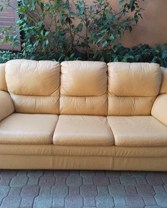 Divano in pelle beige a 3posti 