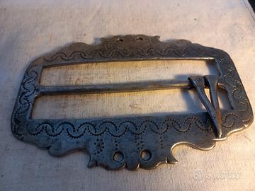 Fibbia per finimenti in ferro battuto, antica.