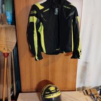 giacca e casco per moto