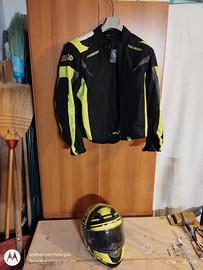 giacca e casco per moto