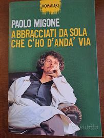 Libro Abbracciati da sola che c'ho da anda' via