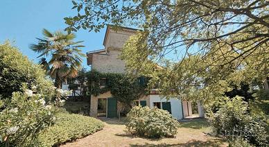 Villa di 325 m² con più di 5 locali e box auto dop